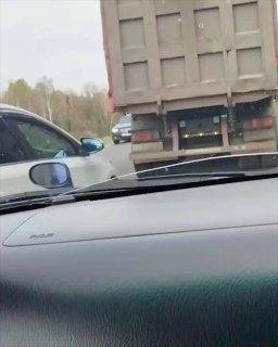 Многокилометровая пробка собралась на подъезде к Красноярску из-за дорожных...