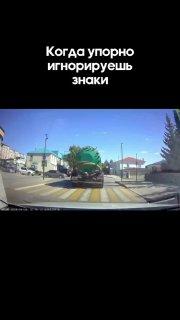 Водятел трижды проехал под «кирпич», врезался в машину ДПС и теперь через автоюриста пытается обжаловать лишение прав.