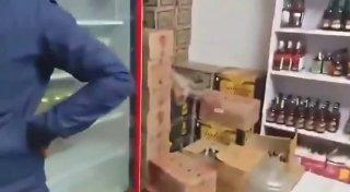 В Индии обезьяна проникла в винный магазин, напилась и уснула на ящиках