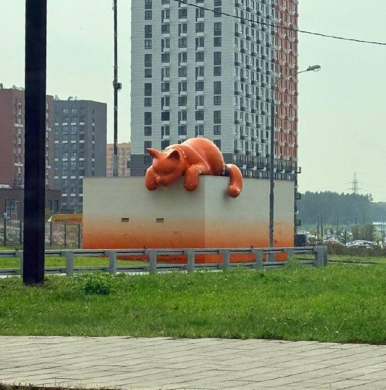 ЖК Саларьево Парк установили огромного рыжего кота Крыс он не ловит 🙄 🇷🇺...