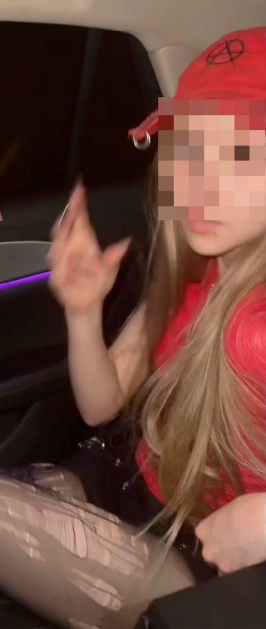 В Москве студентку оштрафовали за съемки рилса в метро.