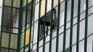 Полуголый Человек-паук из Мурино упал с пятого этажа Мужчина в одних шортах...