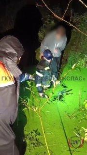 В Дубне 17-летний курьер застрял по пояс в болоте, решив срезать путь через лес.