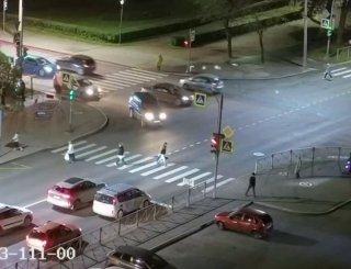 В Красном Селе двое нарушителей на электросамокате решили не спешиваться на...