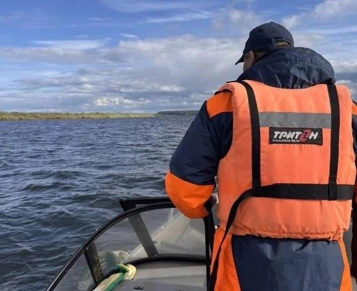 Спасатели вытащили тело мужчины из залива в Красноярском крае.