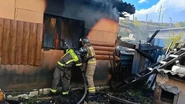 Тело мужчины найдено на пепелище сгоревшего дома в Красноярске Жилой дом...