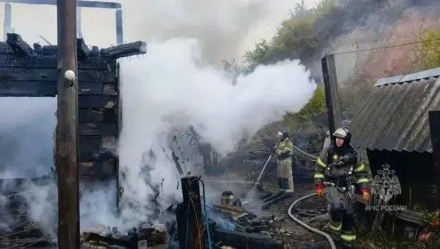 Тело мужчины найдено на пепелище сгоревшего дома в Красноярске Жилой дом...