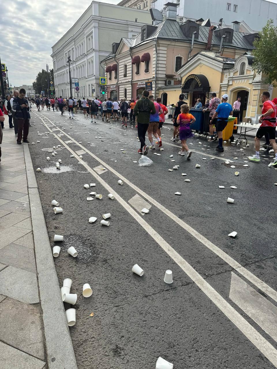 Жители центра города жалуются на горы мусора, которые остаются после...