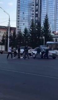 В Уфе бородачи устроили драку с Росгвардией посреди дороги