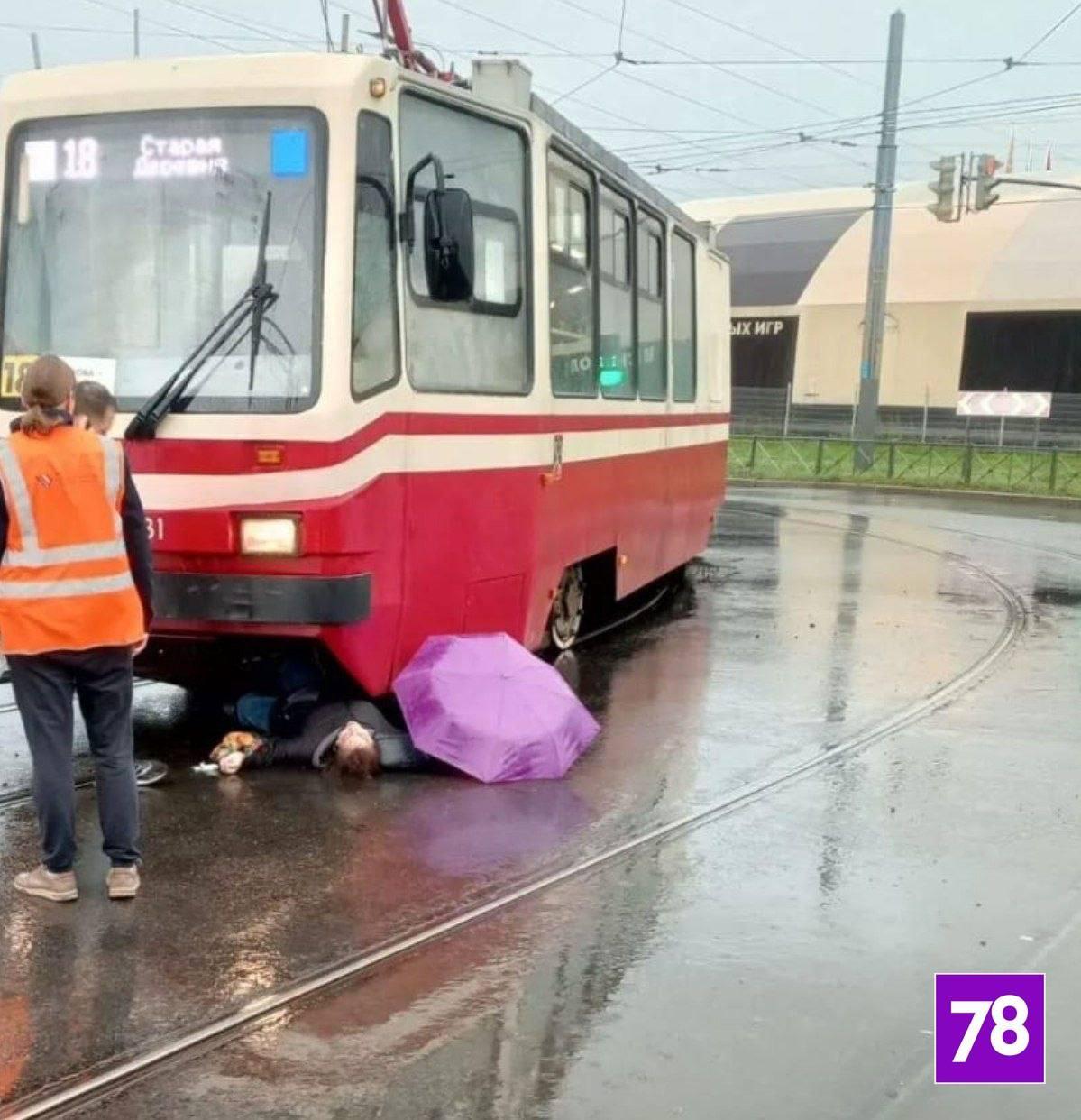 Трамвай сбил женщину на пешеходном переходе в Петербурге
