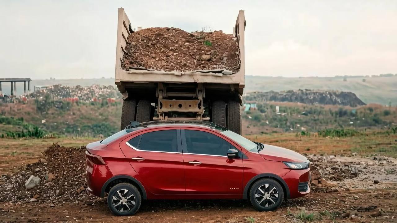 Индийцы устроили седану Tata Aeris краш-тест на максималках — на машину высыпали сразу 20 тонн гравия.