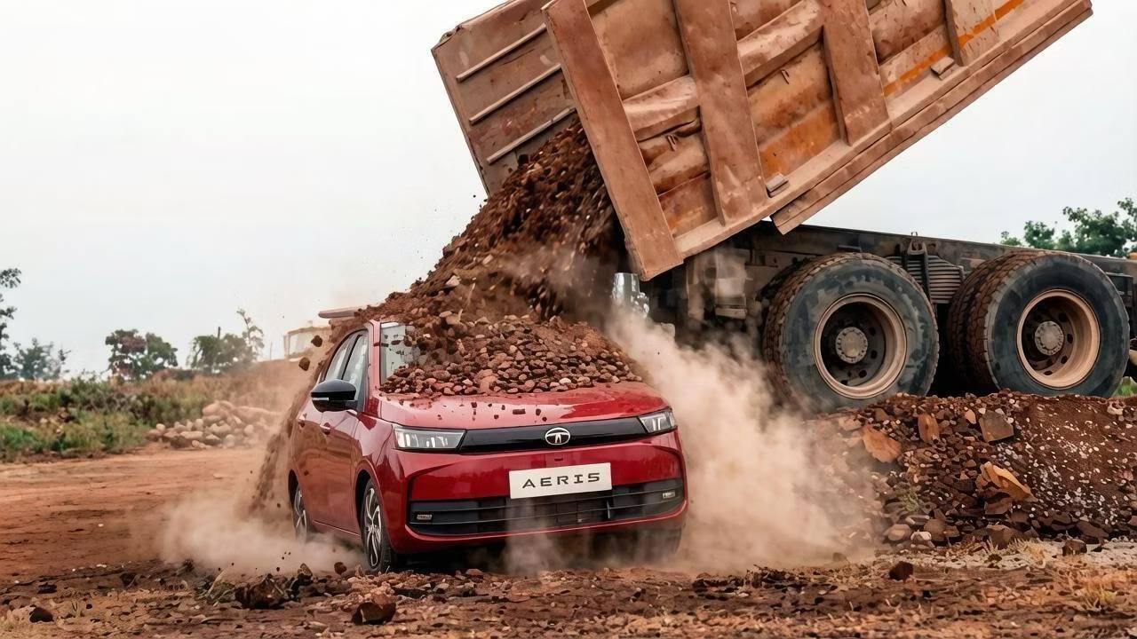 Индийцы устроили седану Tata Aeris краш-тест на максималках — на машину высыпали сразу 20 тонн гравия.