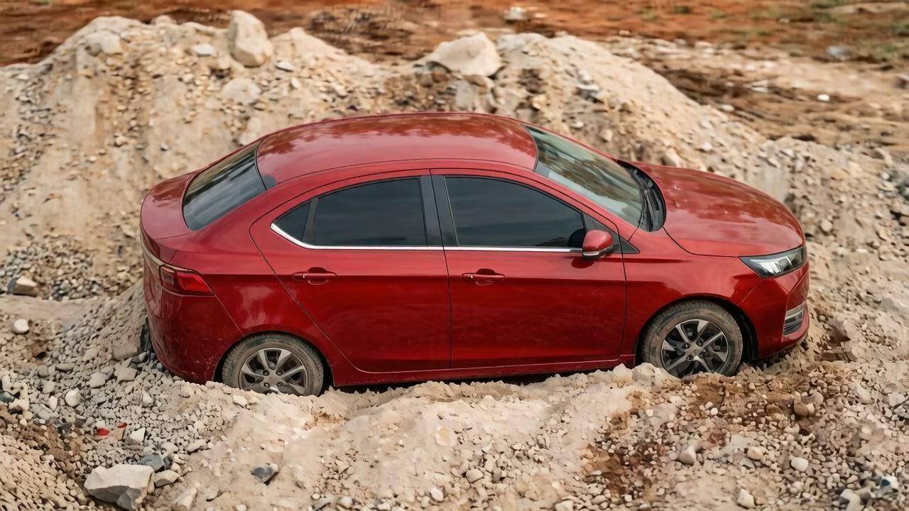 Индийцы устроили седану Tata Aeris краш-тест на максималках — на машину высыпали сразу 20 тонн гравия.