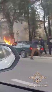 Полицейские спасли мужчину и его дочь-подростка из горящей машины в Кызыле