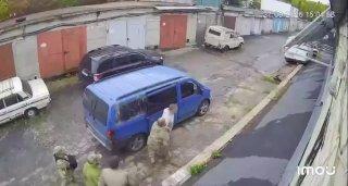 В Харькове военкомы избили двух мужчин, которые пытались помочь товарищам в микроавтобусе
