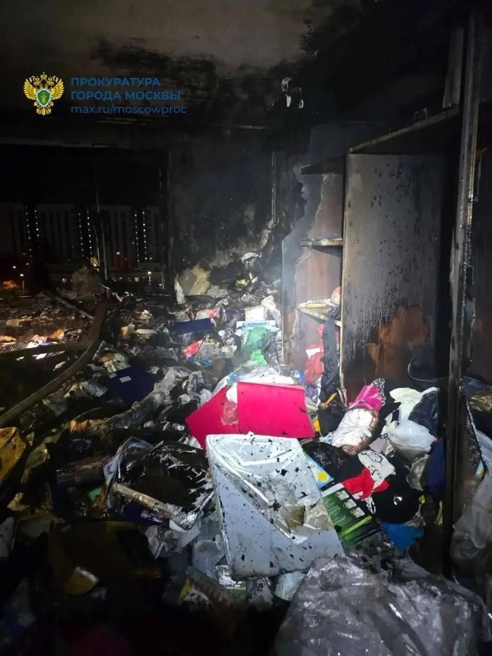 Двое выпрыгнули из окна квартиры на улице Кулакова