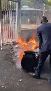 Французский мэр поддержал забастовку школьников танцем у мусорки, что не оценили местные жители.