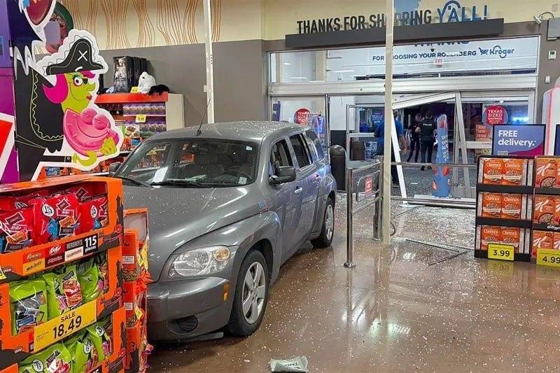 Водитель снёс двери закрытого супермаркета ради заветного санузла