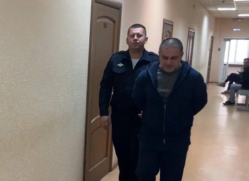 В баре мужчина устроил стрельбу после отказа девушек знакомиться