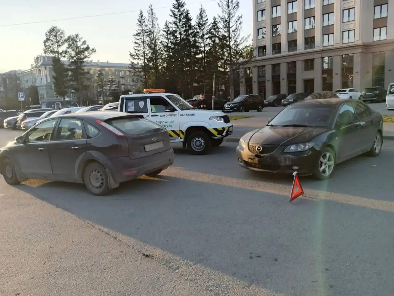 В Новосибирске экипаж дорожного патруля помог беременной женщине после ДТП
