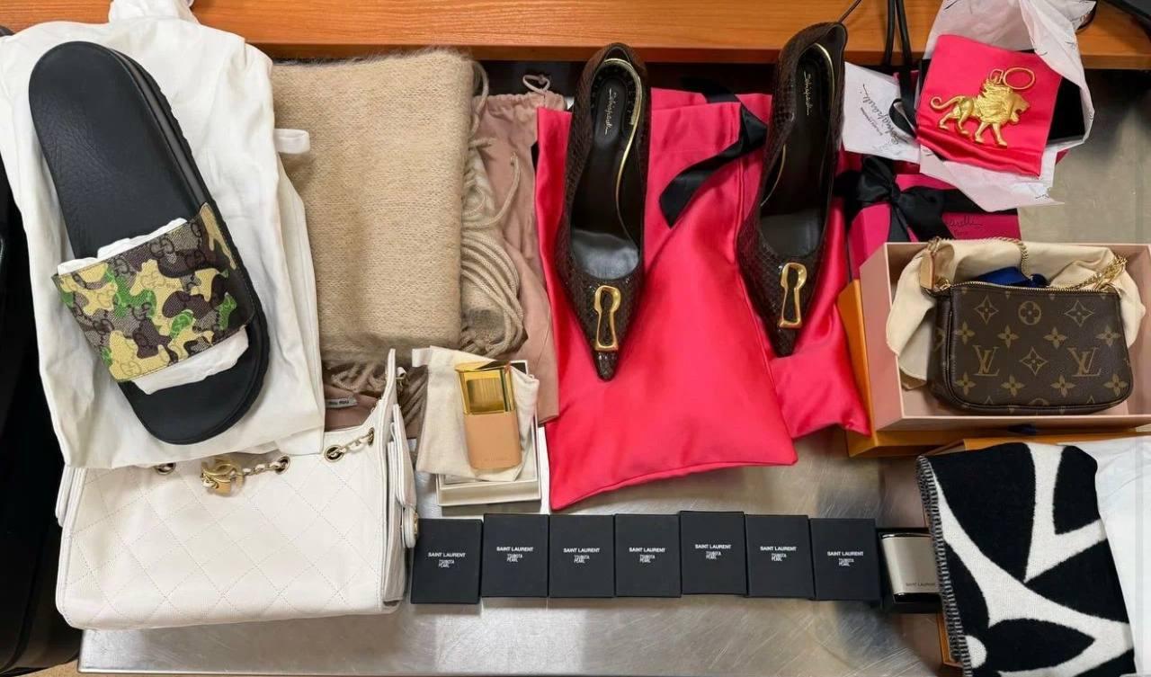 В аэропорту Домодедово задержали пассажирку за люксовый багаж: сумки и одежду Schiaparelli, Hermes, Saint Laurent, Chanel.