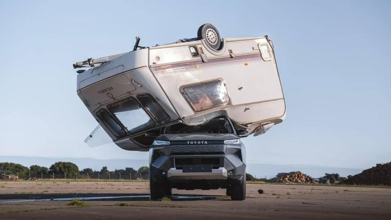 Toyota повторила легендарный тест Top Gear — новый электрический Hilux сбросили с высоты вместе с автодомом.