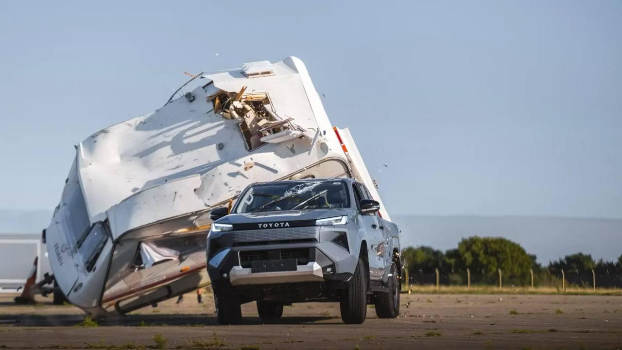 Toyota повторила легендарный тест Top Gear — новый электрический Hilux сбросили с высоты вместе с автодомом.