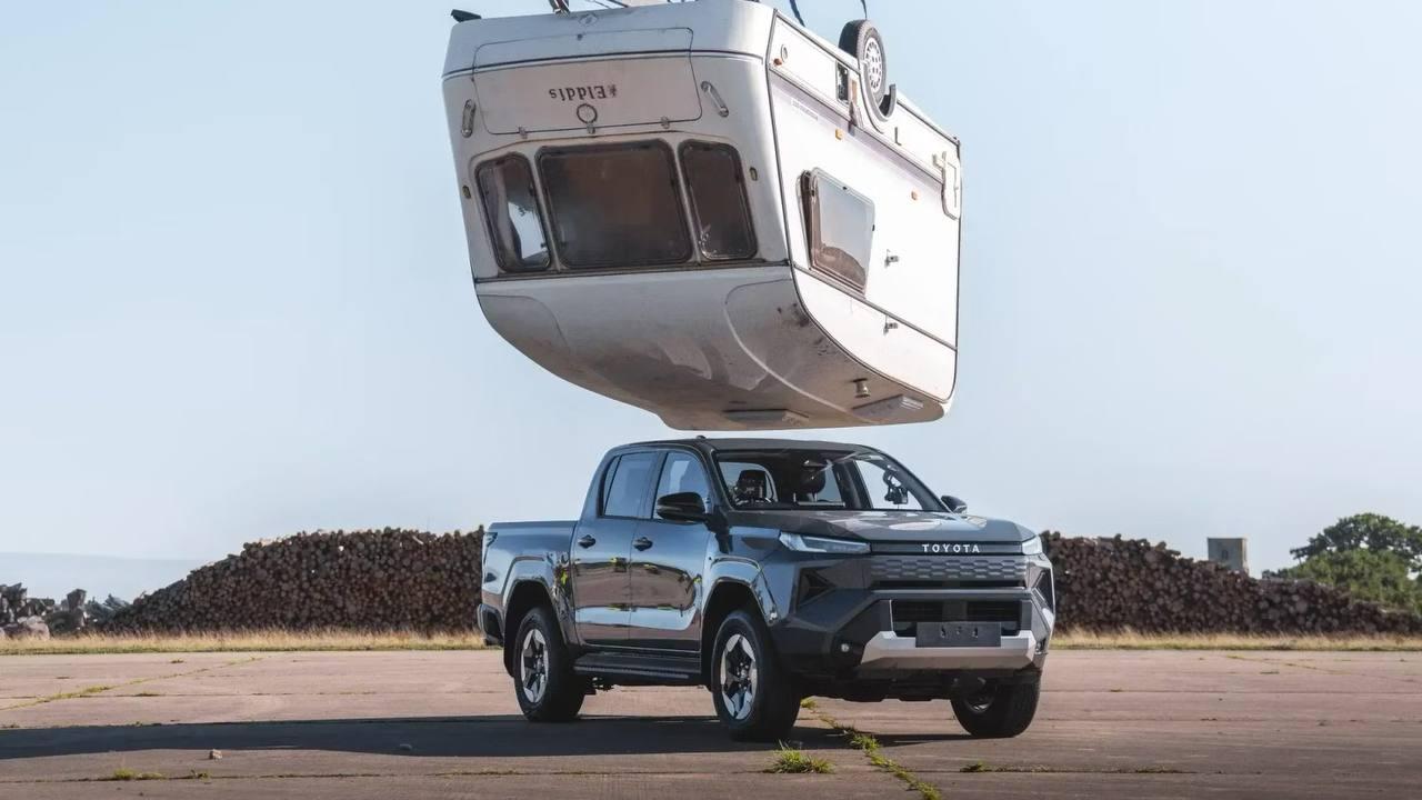 Toyota повторила легендарный тест Top Gear — новый электрический Hilux сбросили с высоты вместе с автодомом.
