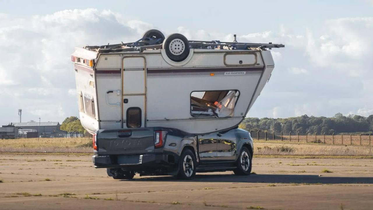 Toyota повторила легендарный тест Top Gear — новый электрический Hilux сбросили с высоты вместе с автодомом.