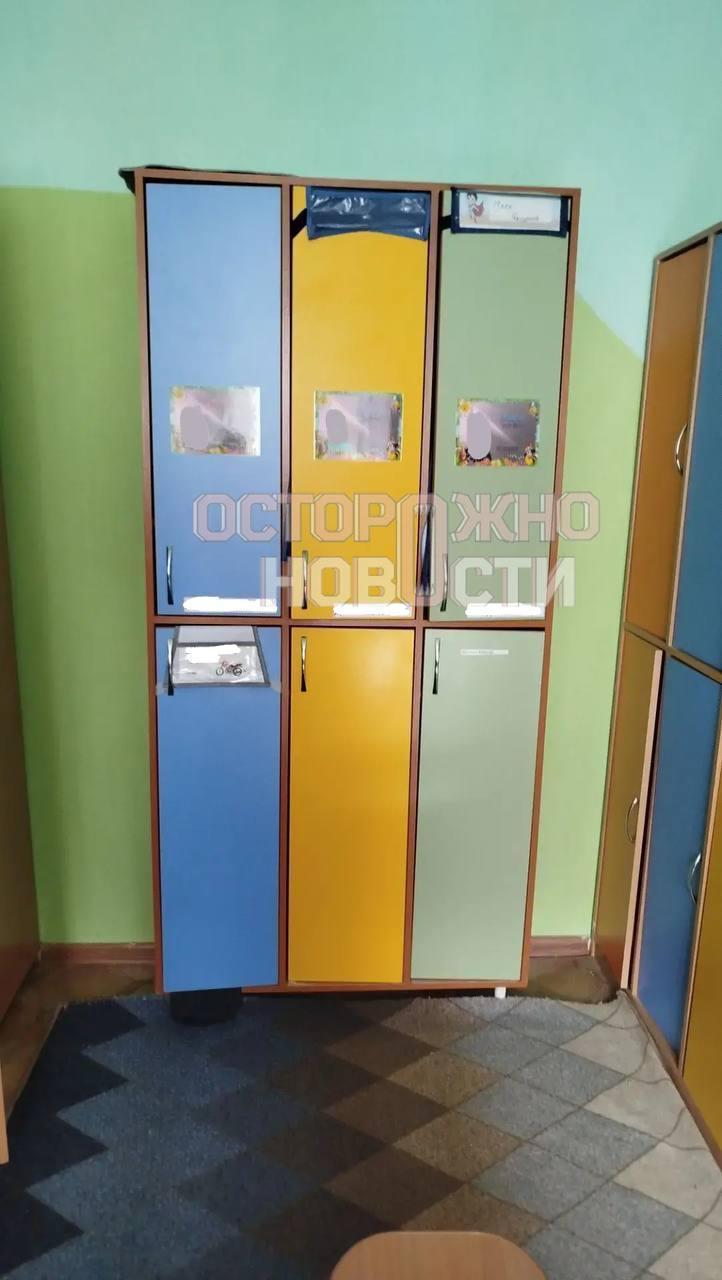 В детском саду Томска дети получили травмы из-за падения шкафа на них. Ранее родители систематически жаловались на условия в учреждении.