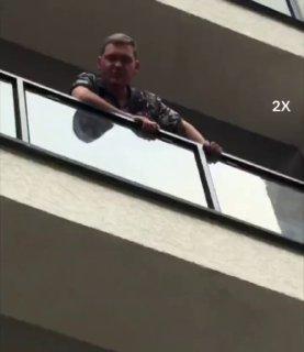 Математик из Питера нассал с балкона на соотечественников релокантов в Тбилиси и получил 15 суток с депортацией.