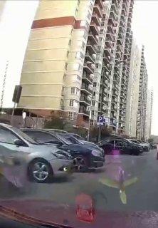 В ЖК «Алексеевская роща» водитель кому-то не угодил. 🇷🇺 Источник: ЧП МОСКВА