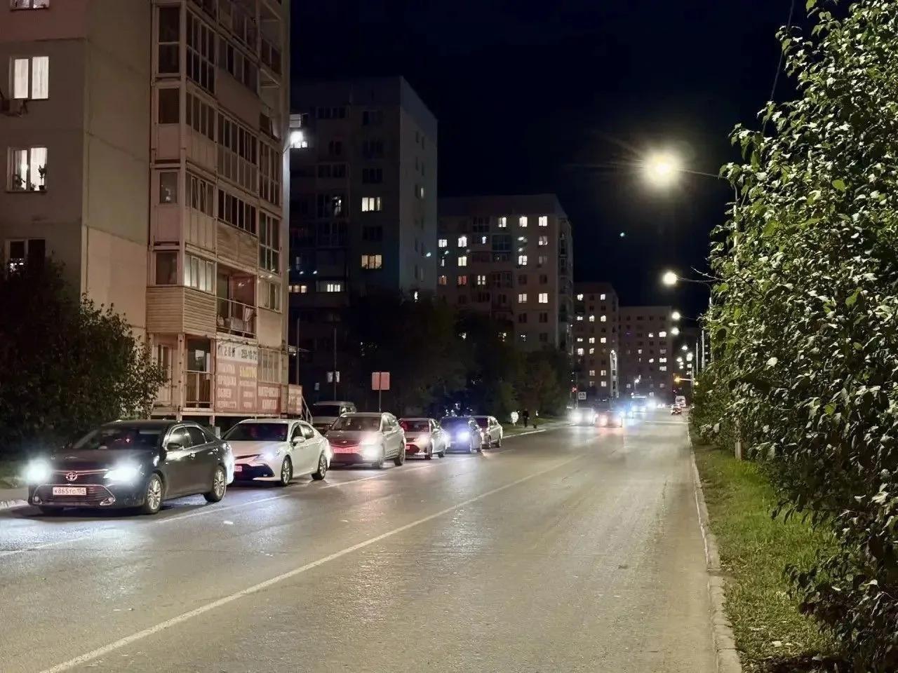 На улицах Татьяны Снежиной и Виталия Потылицына в Октябрьском районе заработало новое освещение
