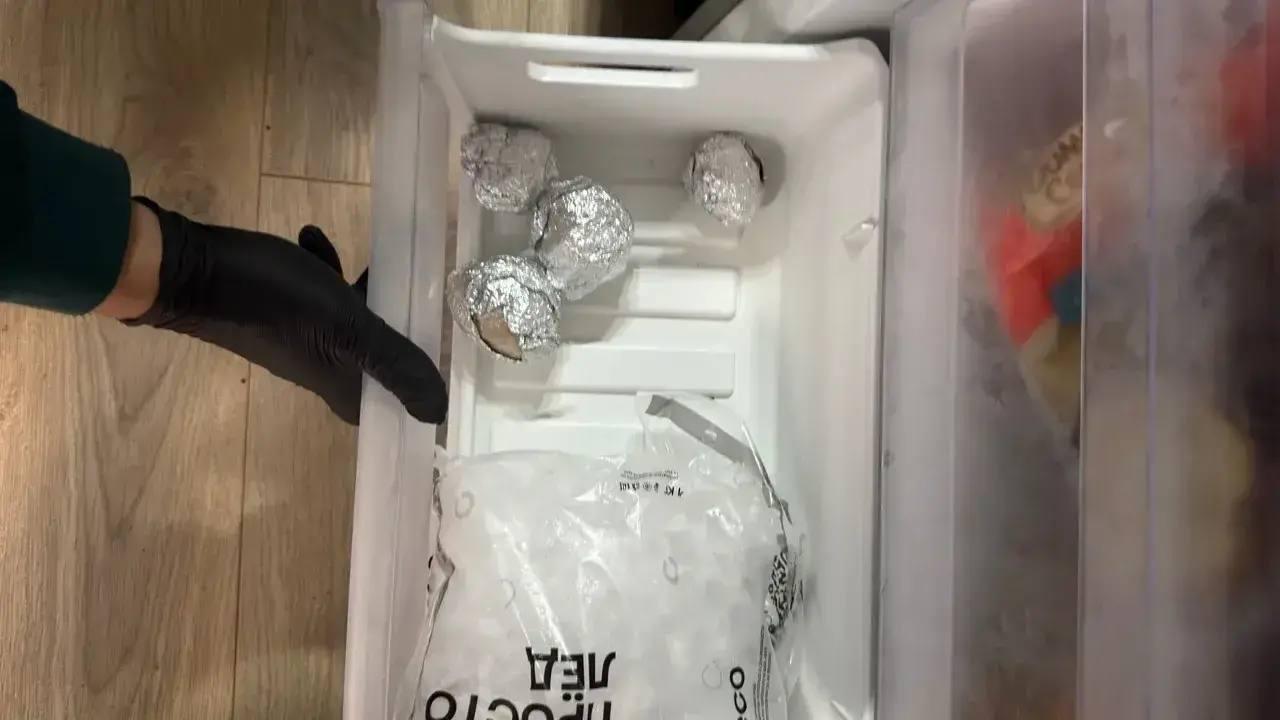 Маскировал наркотики под консервы с тушенкой: в Красноярске краевые полицейские задержали мужчину с крупной партией гашиша