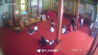 Авто на скорости влетело в храм в Бангкоке, когда там молились люди.