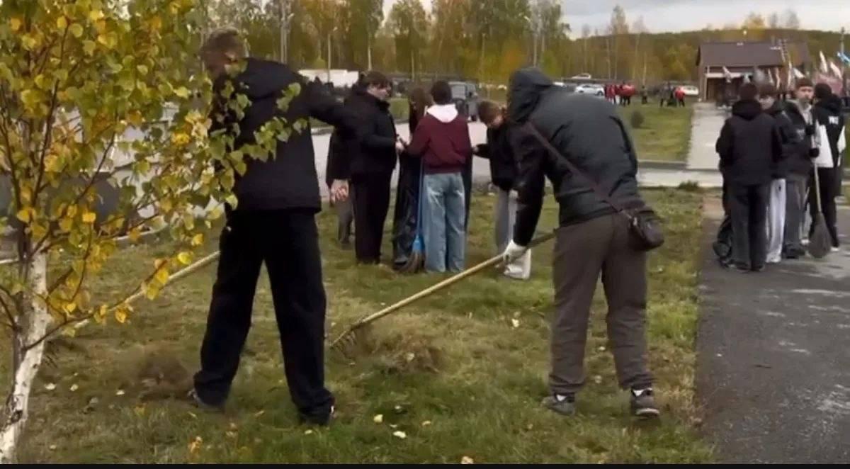 Родные погибших участников СВО своим примером сподвигли на уборку кладбища в...