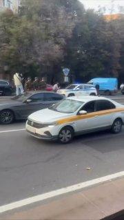 В Москве мужчина устроил странный перформанс: прыгал по чужим автомобилям, а затем пробежался по полицейской машине.
