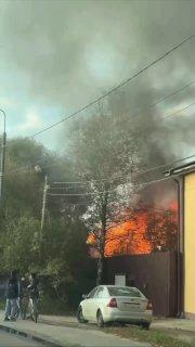Пожарный погиб при тушении частного дома в деревне Брехово. Во время работы...