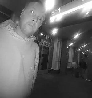 «Я член правительства»: в Нижнем Новгороде пьяный мужчина, похожий на регионального министра туризма, устроил скандал на вокзале