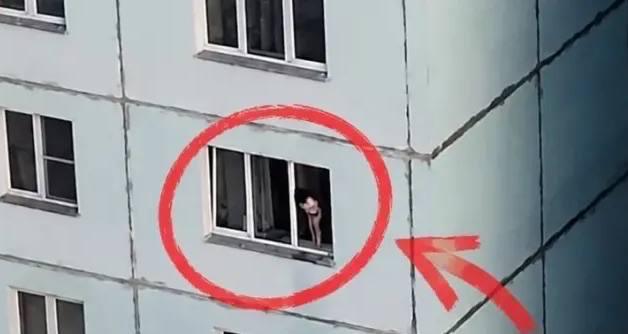 Малыш едва не выпал из окна 4-го этажа в Новосибирске