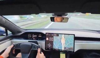 Tesla Model S Plaid устроили максимально жёсткий краш-тест — на скорости около 285 км/ч у машины лопнула шина.