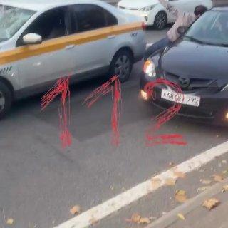 «Я снимаю кино, я звезда!» В Москве неадекват устроил паркур по машинам прямо...