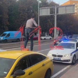 «Я снимаю кино, я звезда!» В Москве неадекват устроил паркур по машинам прямо...