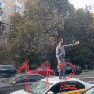 «Я снимаю кино, я звезда!» В Москве неадекват устроил паркур по машинам прямо...