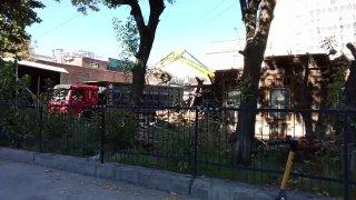100-летнее здание бывшего детского сада снесли в центре Новосибирска
