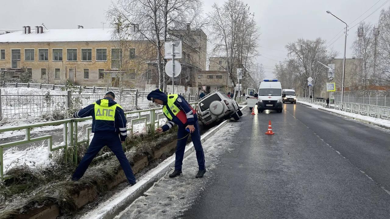 В Североуральске водитель Mitsubishi не справился с управлением, врезался в бордюр и упал в ливневку