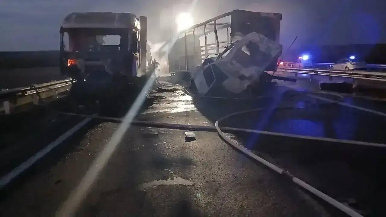 Две фуры столкнулись и загорелись на трассе Кемерово — Новокузнецк