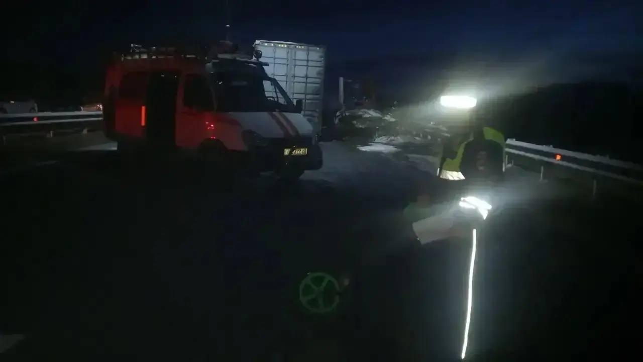 Две фуры столкнулись и загорелись на трассе Кемерово — Новокузнецк