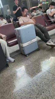Турист из Китая решил взлететь ещё до посадки на борт самолёта. Запуск...