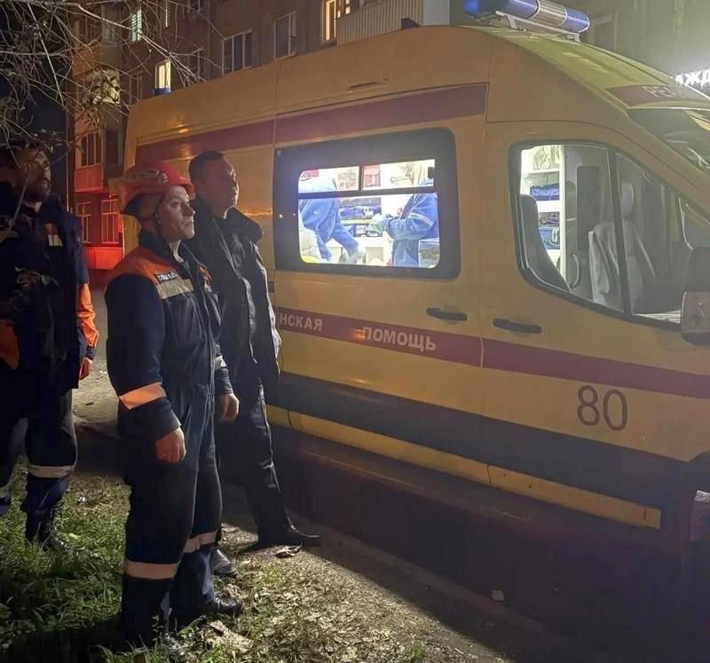 В Красноярске женщина выпала из окна и оказалась на крыше магазина